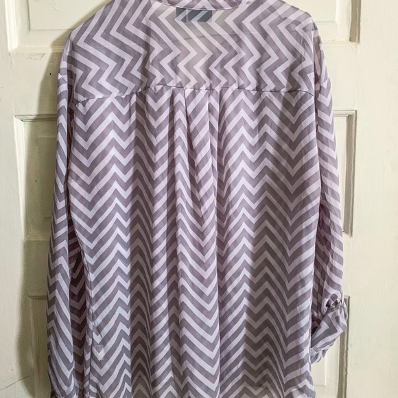 Chevron v-neck sheer blouse w/ adjustable sleeves - Picture 4 of 4